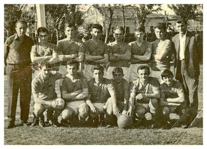A felső sor jobb oldalán az utolsó Hegedüs János - focicsapat 1969-ben (fotó: Érmellék 2009 Fotóklub gyűjtése)